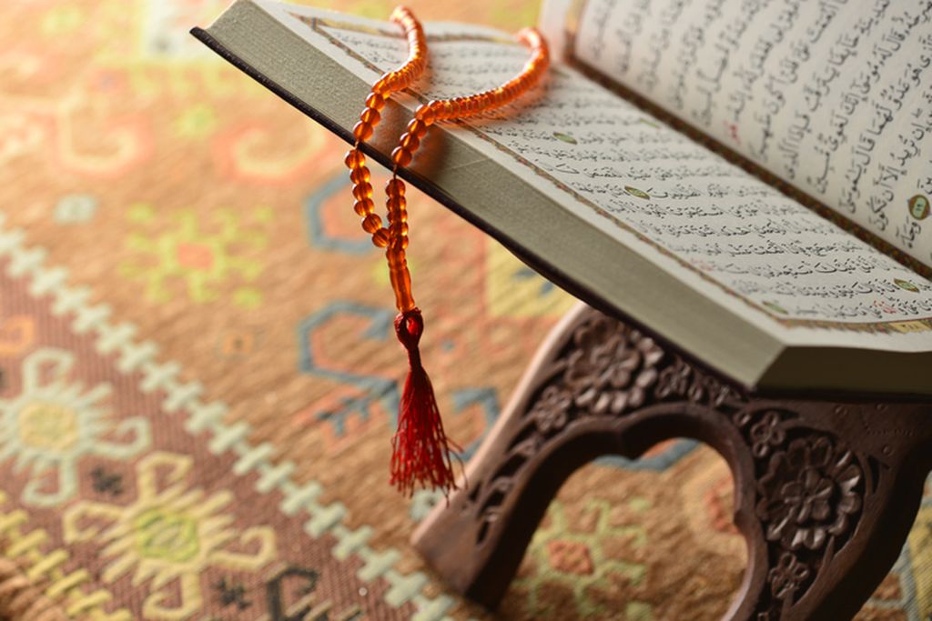 Al-Quran yang didalamnya terdapat surat Al Waqiah. Jika dibaca setiap hari dapat mendapatkan keberkahan.
